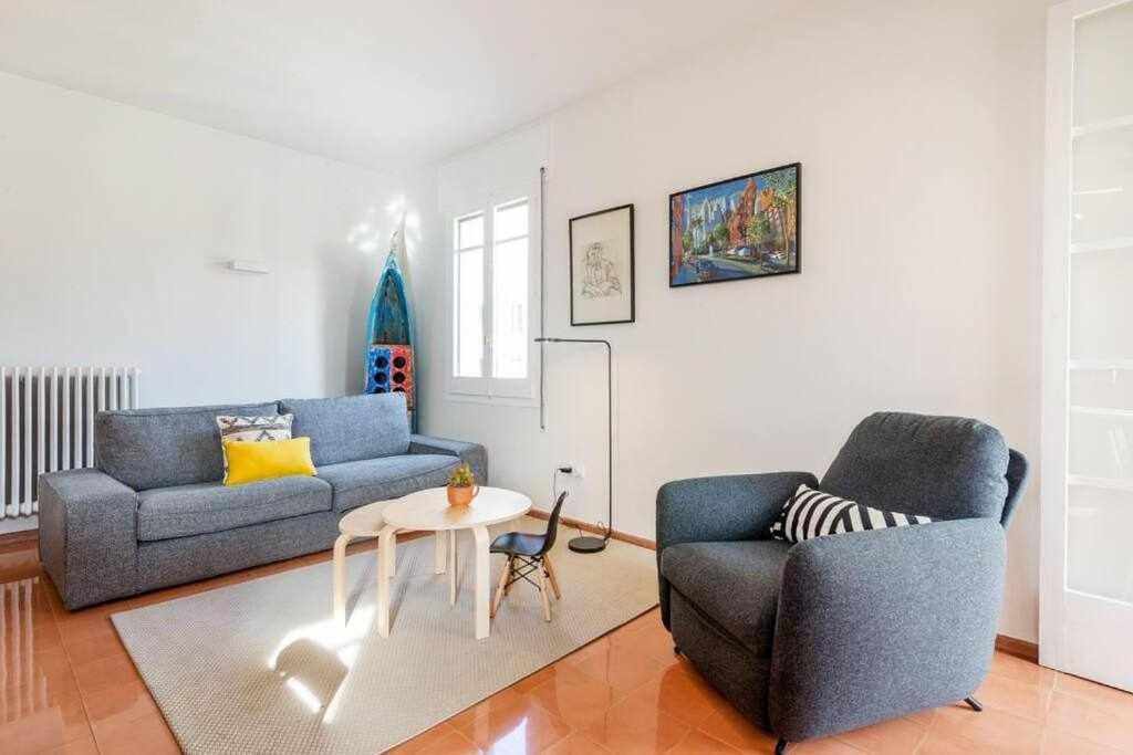 New Top Floor Apt With A Lot Of Light & Aircon 赫罗纳 外观 照片